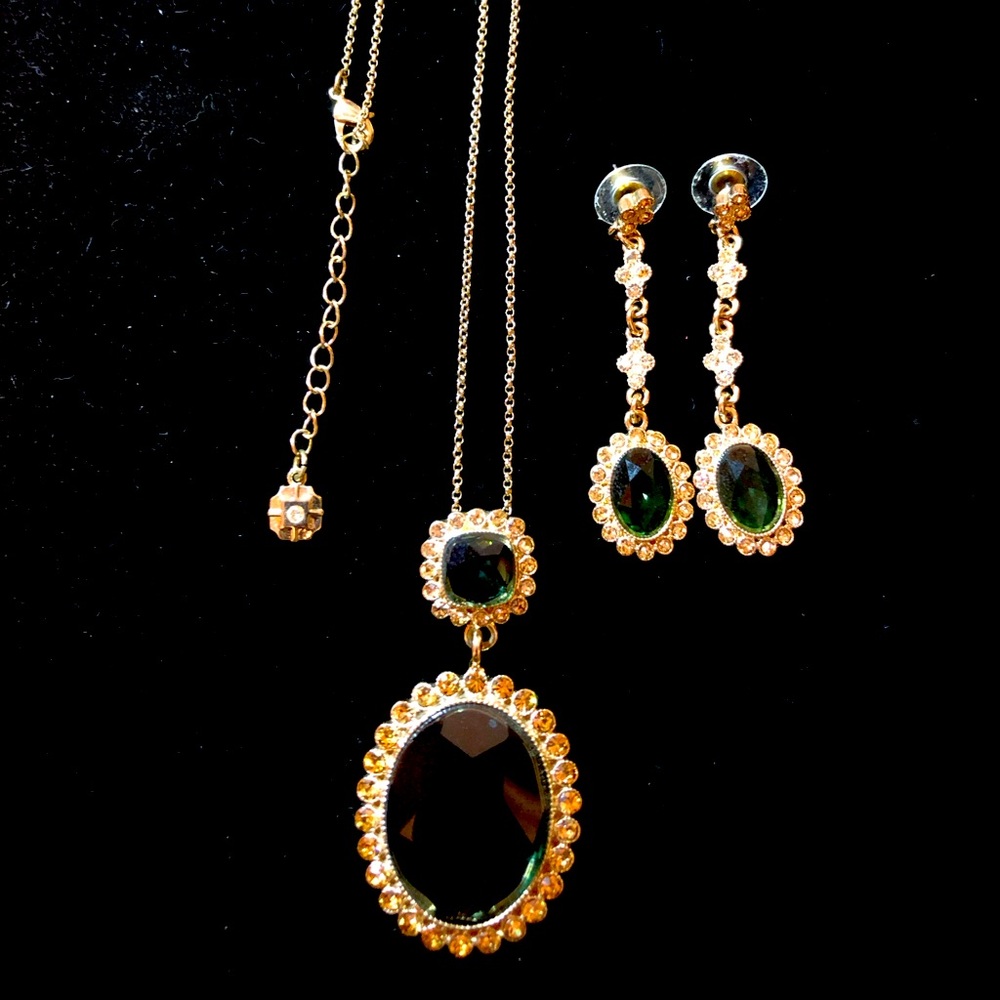 Dazzling gold tone necklace and earring set.